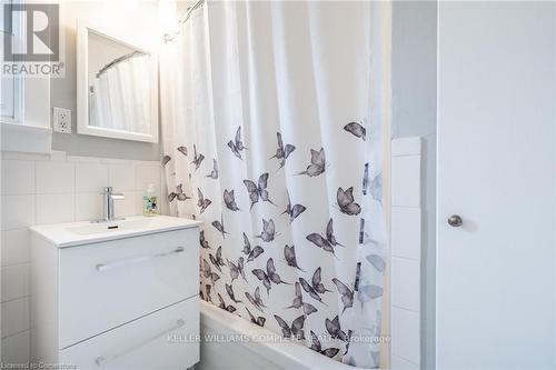 10 Welland Vale Road, St. Catharines, ON - Indoor Photo Showing Bathroom