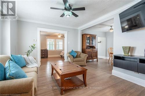 10 Welland Vale Road, St. Catharines, ON - Indoor Photo Showing Living Room