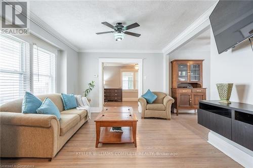 10 Welland Vale Road, St. Catharines, ON - Indoor Photo Showing Living Room