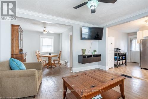 10 Welland Vale Road, St. Catharines, ON - Indoor Photo Showing Living Room