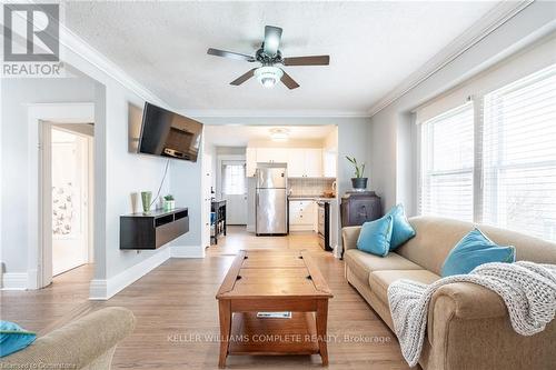 10 Welland Vale Road, St. Catharines, ON - Indoor Photo Showing Living Room