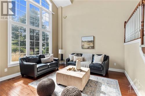 308 Shadehill Crescent, Ottawa, ON - Indoor Photo Showing Living Room