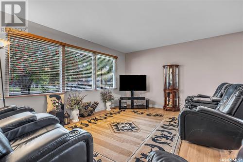 1901 Sommerfeld Avenue, Saskatoon, SK - Indoor Photo Showing Living Room