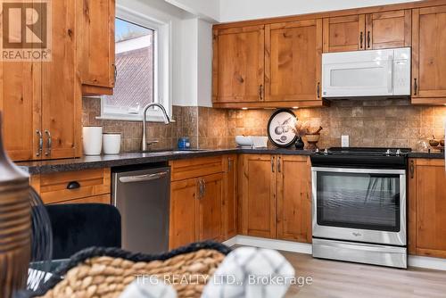 298 Waverly Street S, Oshawa (Vanier), ON - Indoor Photo Showing Kitchen