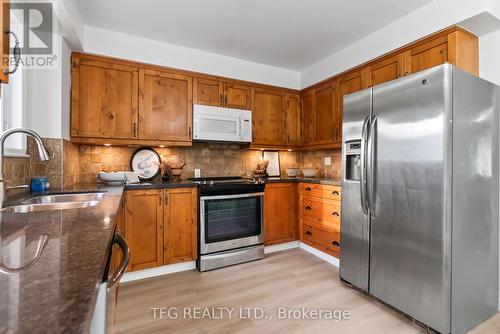 298 Waverly Street S, Oshawa (Vanier), ON - Indoor Photo Showing Kitchen With Double Sink