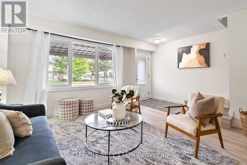 298 Waverly Street S, Oshawa (Vanier), ON - Indoor Photo Showing Living Room