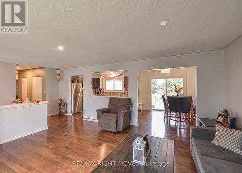 8732 Hwy 12, Oro-Medonte, ON - Indoor Photo Showing Living Room