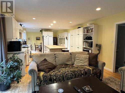 4933 Labelle Avenue, Terrace, BC - Indoor Photo Showing Living Room