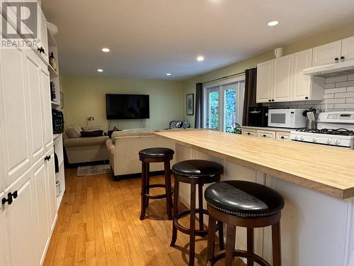 4933 Labelle Avenue, Terrace, BC - Indoor Photo Showing Kitchen