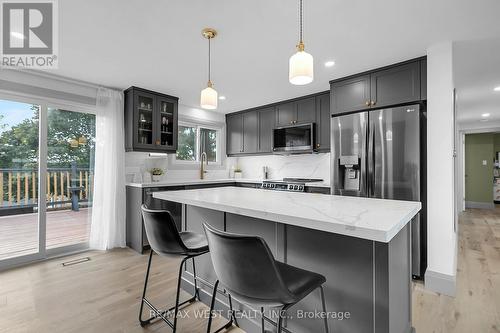 129 Mallard Crescent, Waterloo, ON - Indoor Photo Showing Kitchen With Upgraded Kitchen