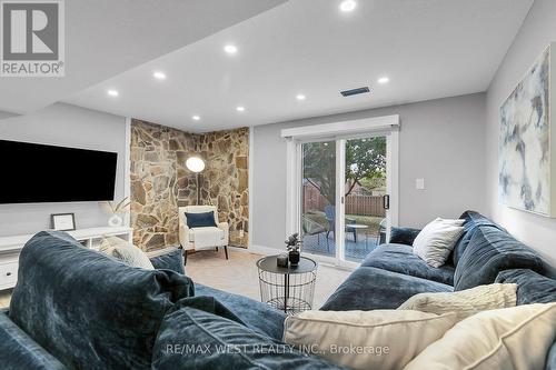 129 Mallard Crescent, Waterloo, ON - Indoor Photo Showing Living Room