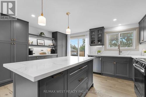 129 Mallard Crescent, Waterloo, ON - Indoor Photo Showing Kitchen With Upgraded Kitchen