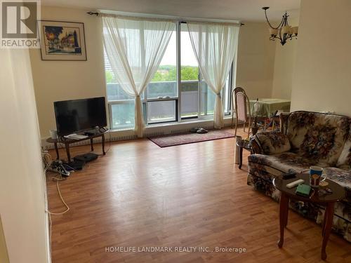 708 - 1250 Bridletowne Circle, Toronto, ON - Indoor Photo Showing Living Room