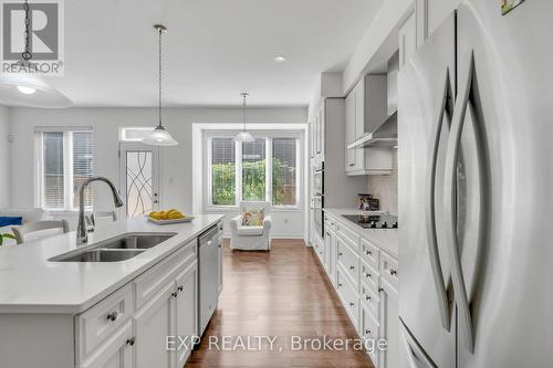 2473 Elder Lane, Oakville, ON - Indoor Photo Showing Kitchen With Double Sink With Upgraded Kitchen