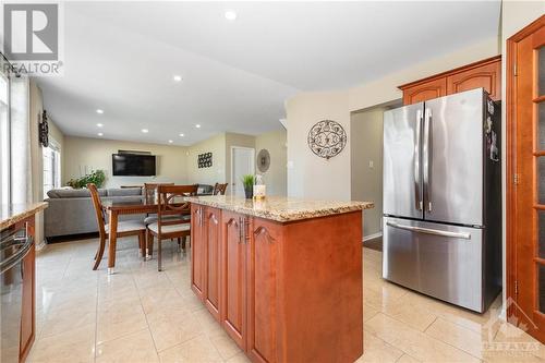 247 Lucinda Crescent, Ottawa, ON - Indoor Photo Showing Kitchen