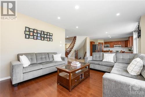 247 Lucinda Crescent, Ottawa, ON - Indoor Photo Showing Living Room