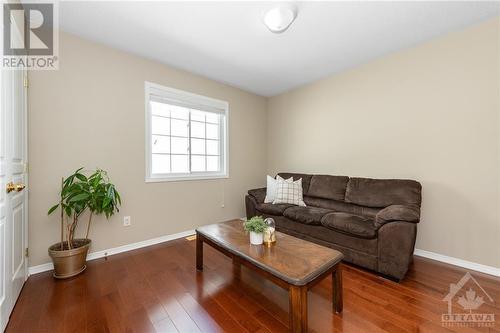 247 Lucinda Crescent, Ottawa, ON - Indoor Photo Showing Living Room