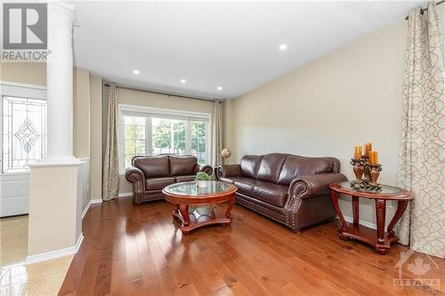 247 Lucinda Crescent, Ottawa, ON - Indoor Photo Showing Living Room