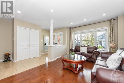 247 Lucinda Crescent, Ottawa, ON - Indoor Photo Showing Living Room