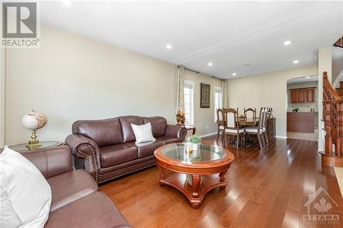 247 Lucinda Crescent, Ottawa, ON - Indoor Photo Showing Living Room