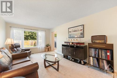 6057 Pineglade Crescent, Ottawa, ON - Indoor Photo Showing Living Room