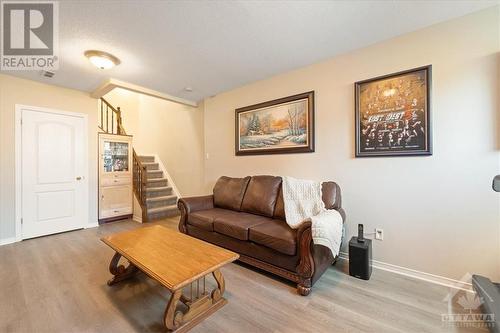 6057 Pineglade Crescent, Ottawa, ON - Indoor Photo Showing Living Room