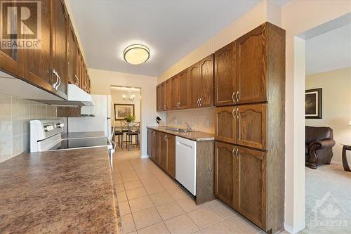 6057 Pineglade Crescent, Ottawa, ON - Indoor Photo Showing Kitchen