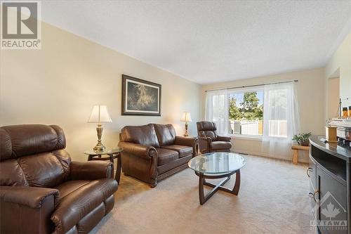 6057 Pineglade Crescent, Ottawa, ON - Indoor Photo Showing Living Room