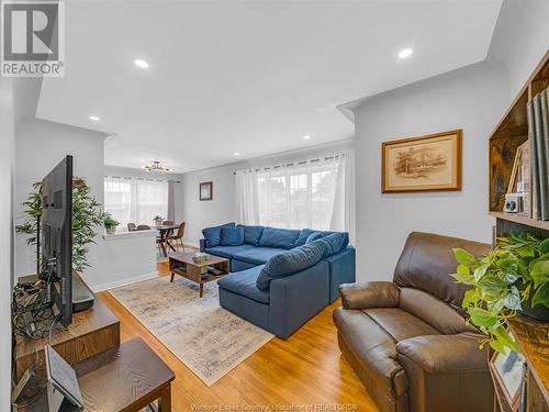 3560 Academy Drive, Windsor, ON - Indoor Photo Showing Living Room