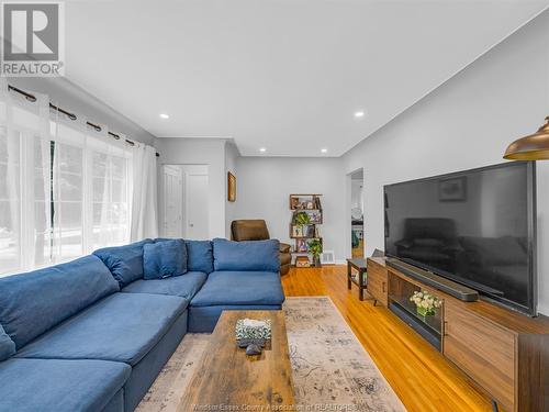 3560 Academy Drive, Windsor, ON - Indoor Photo Showing Living Room