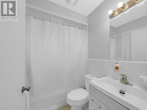 3560 Academy Drive, Windsor, ON - Indoor Photo Showing Bathroom