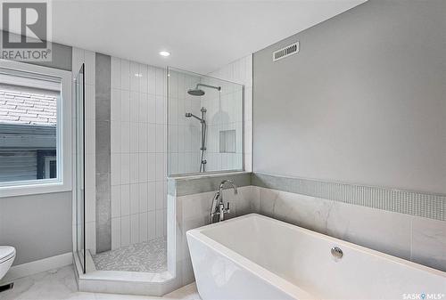 432 7Th Street E, Saskatoon, SK - Indoor Photo Showing Bathroom