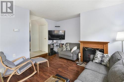 4 - 27 Aldershot Avenue, Brockville, ON - Indoor Photo Showing Living Room