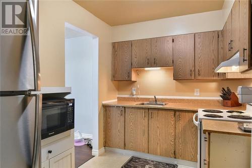 4 - 27 Aldershot Avenue, Brockville, ON - Indoor Photo Showing Kitchen