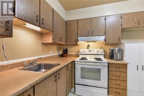 4 - 27 Aldershot Avenue, Brockville, ON - Indoor Photo Showing Kitchen