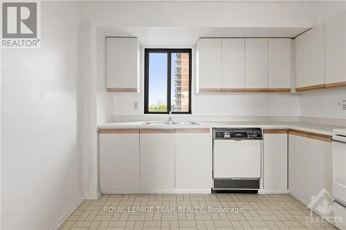 606 - 50 Emmerson Avenue, Ottawa, ON - Indoor Photo Showing Kitchen