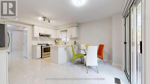 32 Muster Court, Markham, ON - Indoor Photo Showing Kitchen