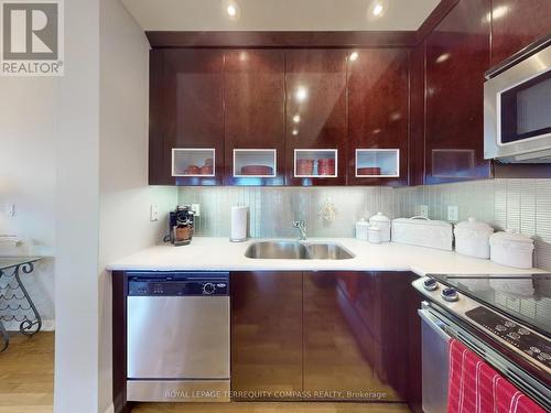 1107 - 628 Fleet Street, Toronto, ON - Indoor Photo Showing Kitchen