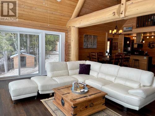 4210 Mole Road, Burton, BC - Indoor Photo Showing Living Room