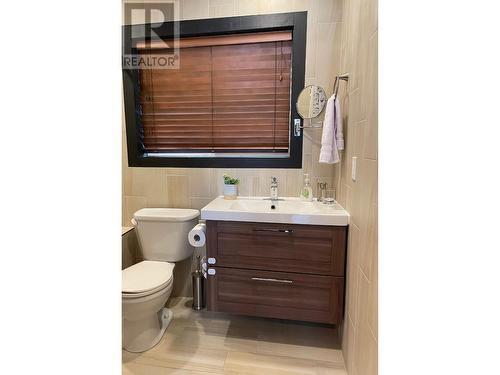 4210 Mole Road, Burton, BC - Indoor Photo Showing Bathroom