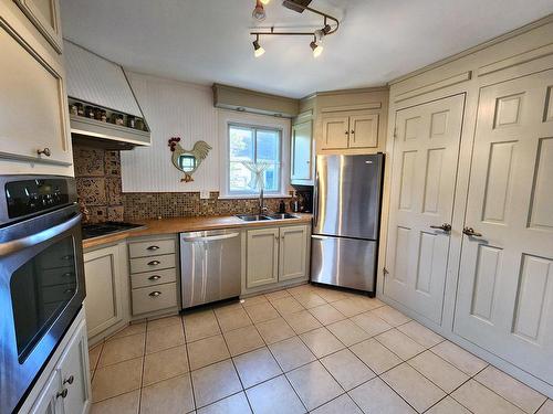 Cuisine - 445 Rue Thomas, Lachute, QC - Indoor Photo Showing Kitchen With Double Sink