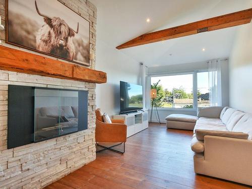 Salon - 316 Rue Jean-Talon, Saint-Jean-Sur-Richelieu, QC - Indoor Photo Showing Living Room With Fireplace