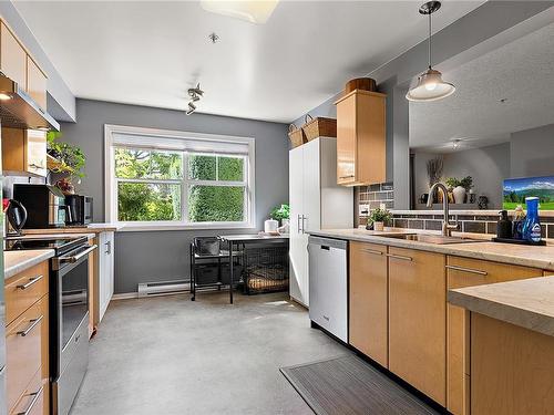 101-1240 Verdier Ave, Central Saanich, BC - Indoor Photo Showing Kitchen With Double Sink