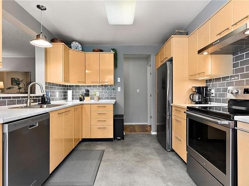 101-1240 Verdier Ave, Central Saanich, BC - Indoor Photo Showing Kitchen With Double Sink