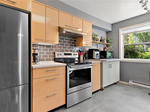 101-1240 Verdier Ave, Central Saanich, BC - Indoor Photo Showing Kitchen