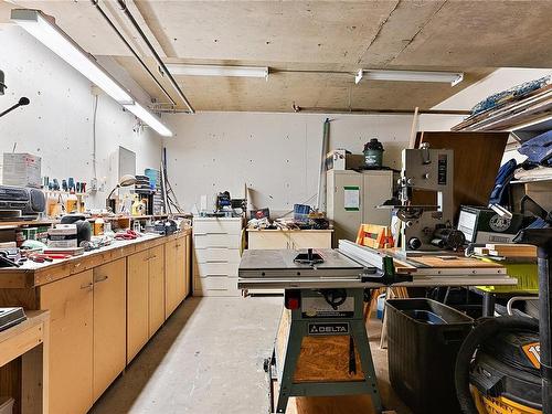 101-1240 Verdier Ave, Central Saanich, BC - Indoor Photo Showing Garage