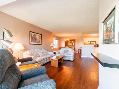 302 471 Lakevview Drive, Kenora, ON - Indoor Photo Showing Living Room