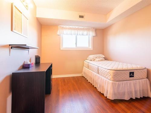 302 471 Lakevview Drive, Kenora, ON - Indoor Photo Showing Bedroom