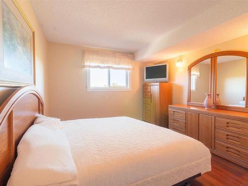 302 471 Lakevview Drive, Kenora, ON - Indoor Photo Showing Bedroom