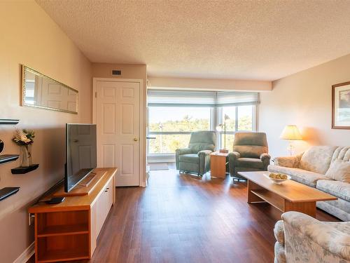 302 471 Lakevview Drive, Kenora, ON - Indoor Photo Showing Living Room